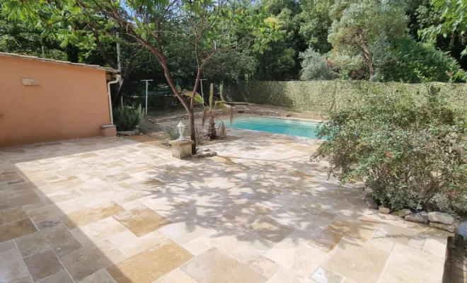 Rénovation travertin de piscine, Saint-Clément-de-Rivière, RJ Aménagements Extérieurs