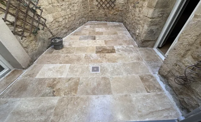 Rénovation travertin de piscine, Saint-Clément-de-Rivière, RJ Aménagements Extérieurs