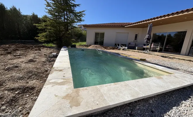 Rénovation travertin de piscine, Saint-Clément-de-Rivière, RJ Aménagements Extérieurs