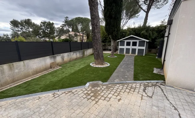 Pose de pavé autobloquant et gazon synthétique sur la commune de Saint Clément de Rivière, Saint-Clément-de-Rivière, RJ Aménagements Extérieurs