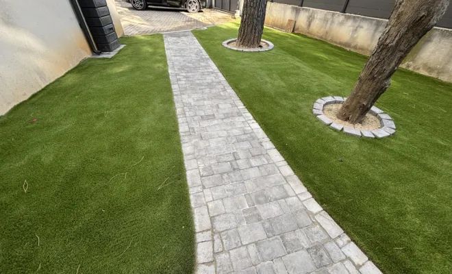 Pose de pavé autobloquant et gazon synthétique sur la commune de Saint Clément de Rivière, Saint-Clément-de-Rivière, RJ Aménagements Extérieurs